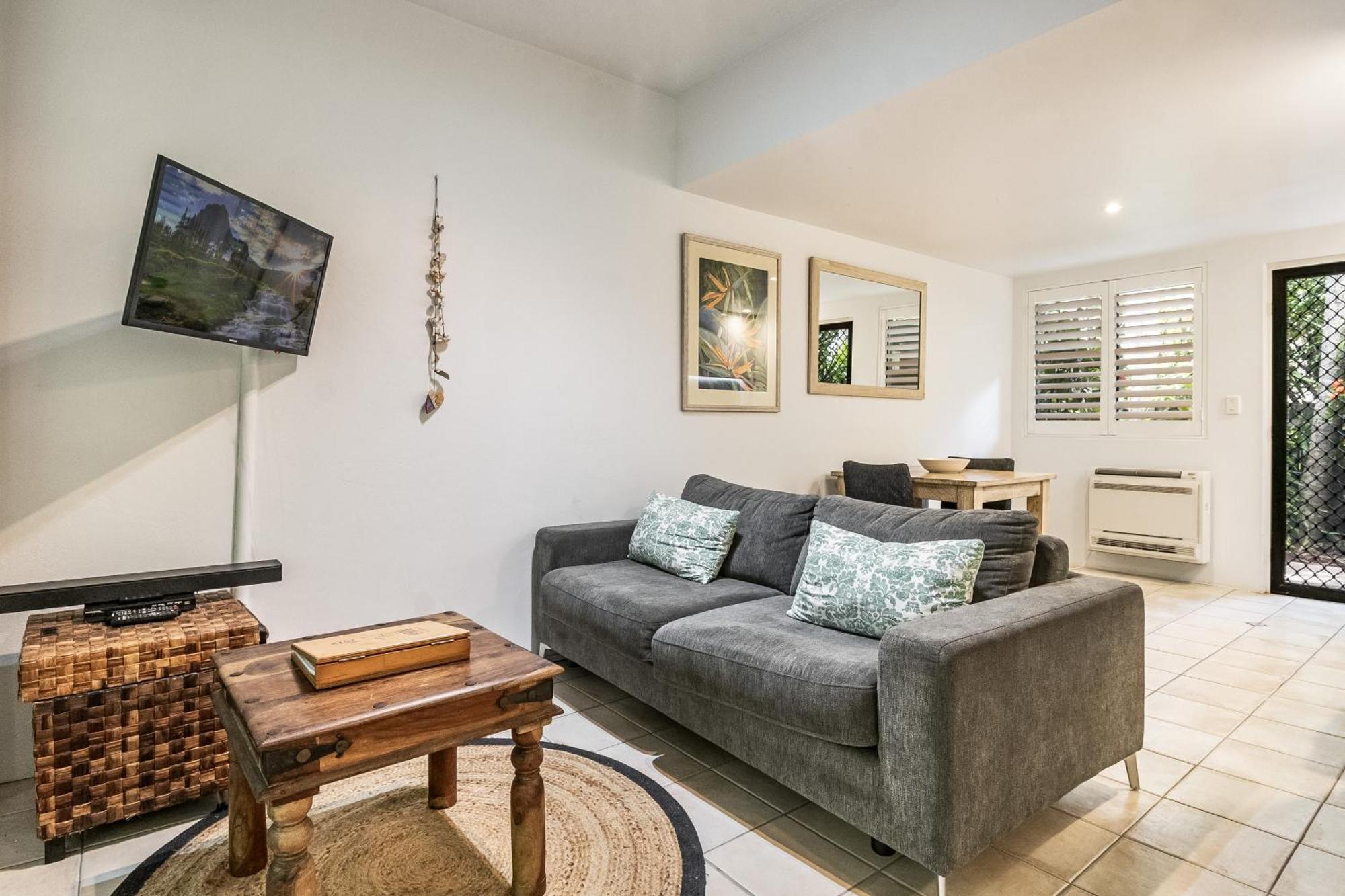 Julians Apartments Teluk Byron Bagian luar foto