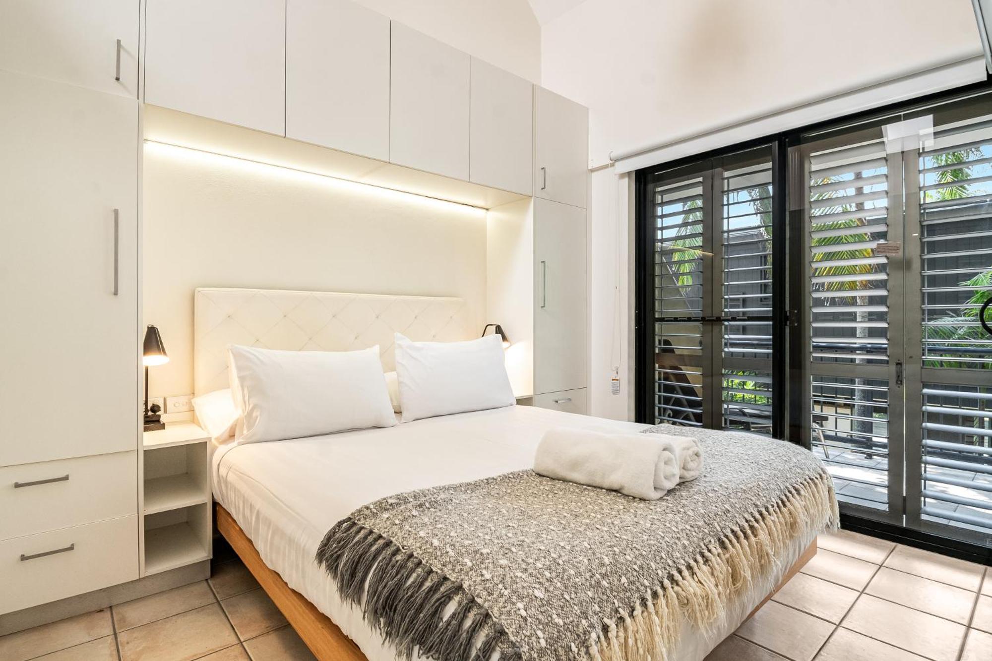 Julians Apartments Teluk Byron Bagian luar foto