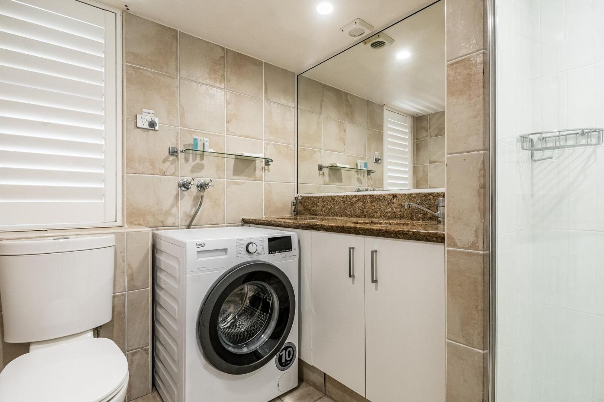 Julians Apartments Teluk Byron Bagian luar foto