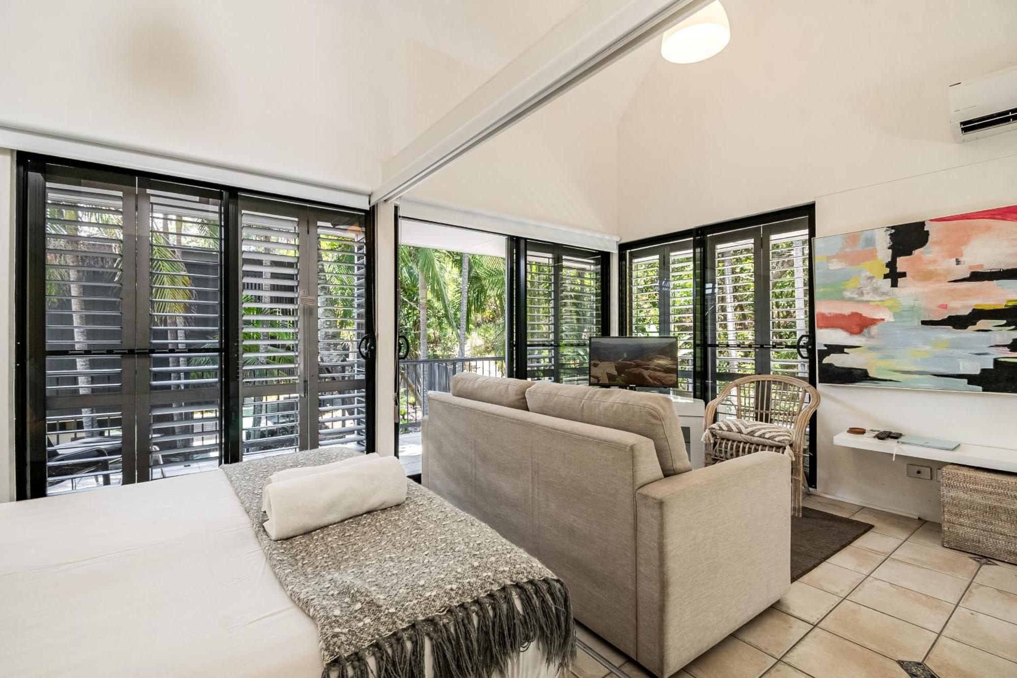 Julians Apartments Teluk Byron Bagian luar foto