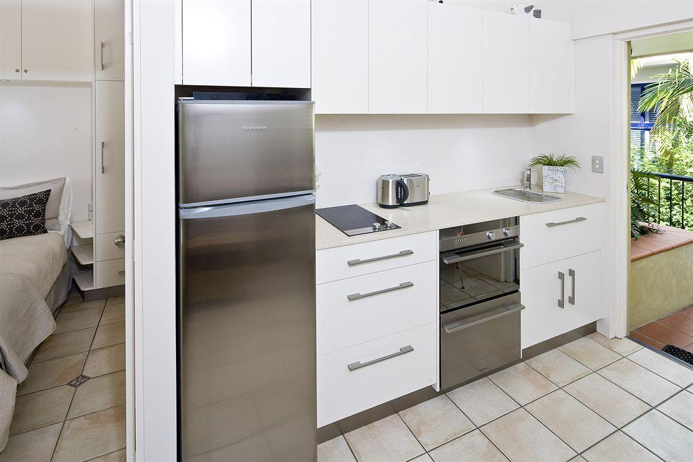 Julians Apartments Teluk Byron Bagian luar foto