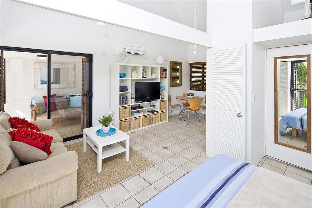Julians Apartments Teluk Byron Bagian luar foto
