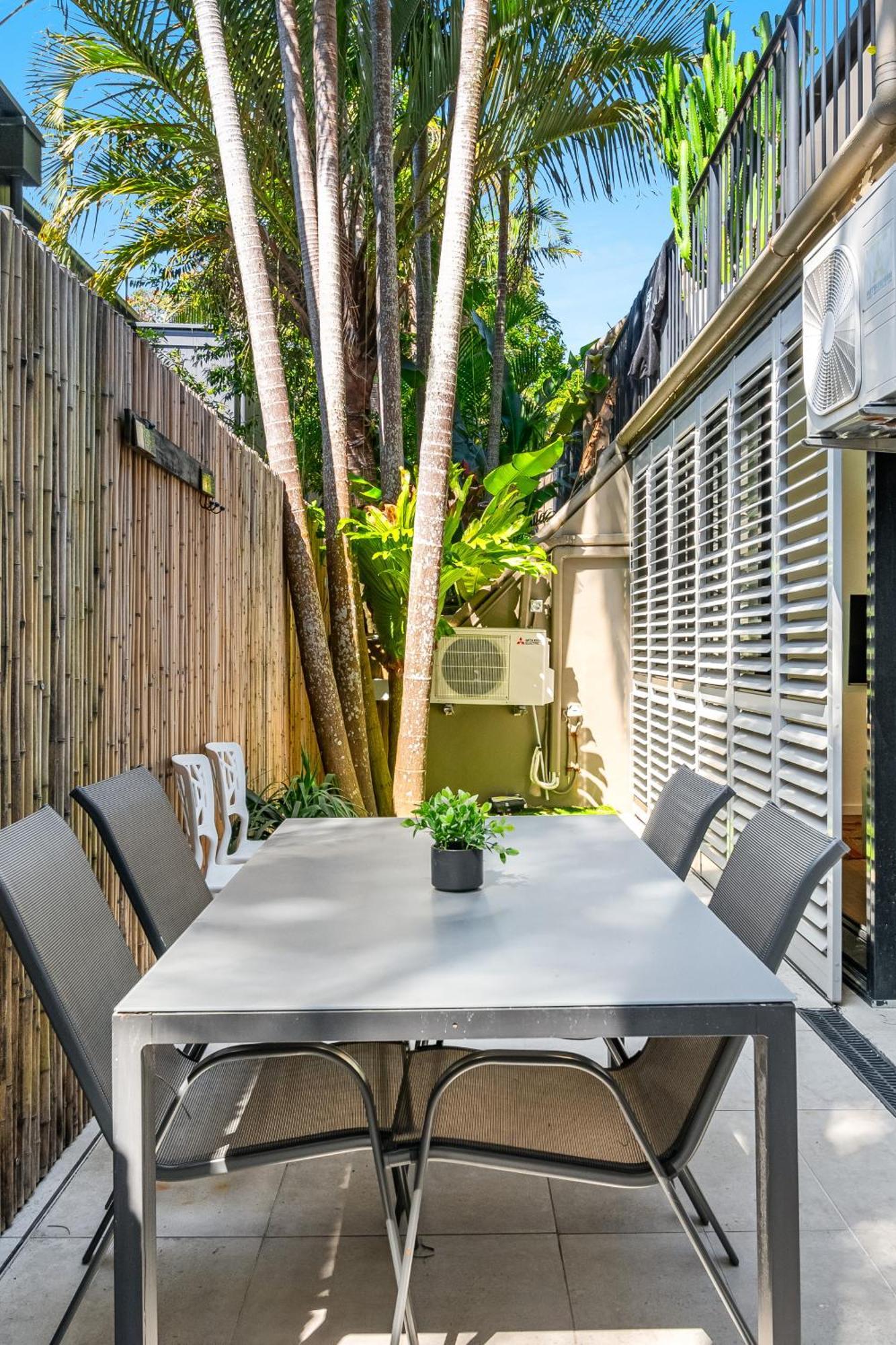Julians Apartments Teluk Byron Bagian luar foto