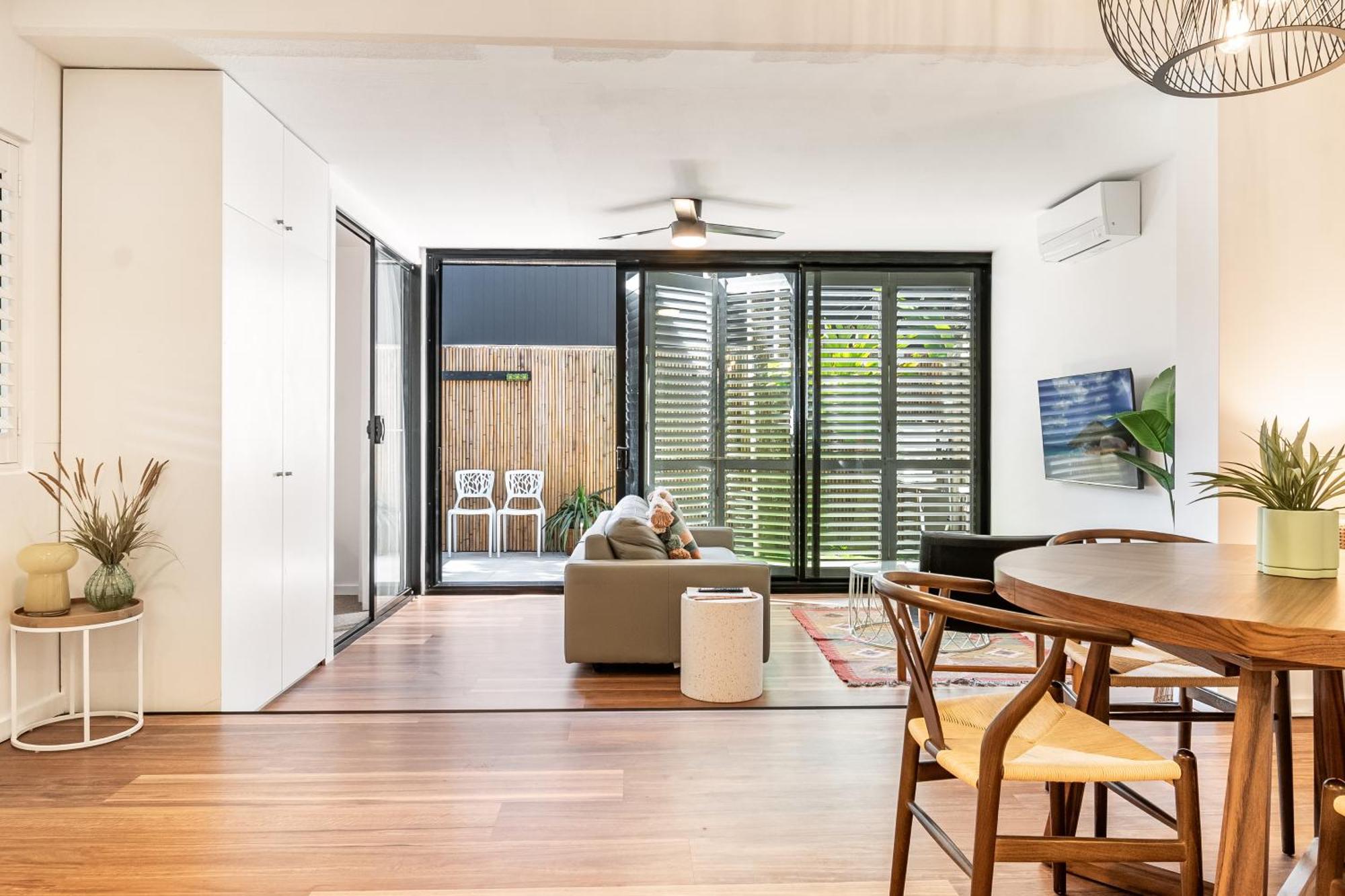 Julians Apartments Teluk Byron Bagian luar foto