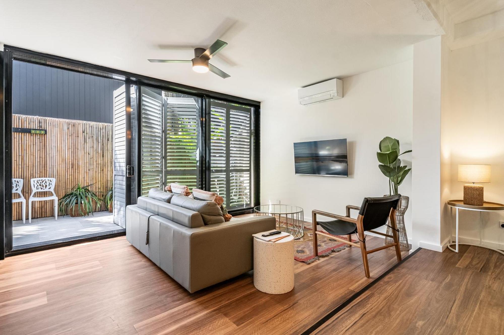 Julians Apartments Teluk Byron Bagian luar foto