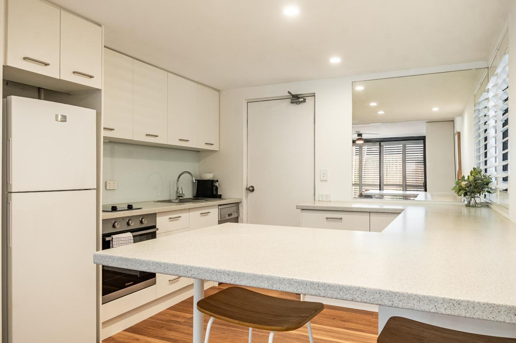 Julians Apartments Teluk Byron Bagian luar foto