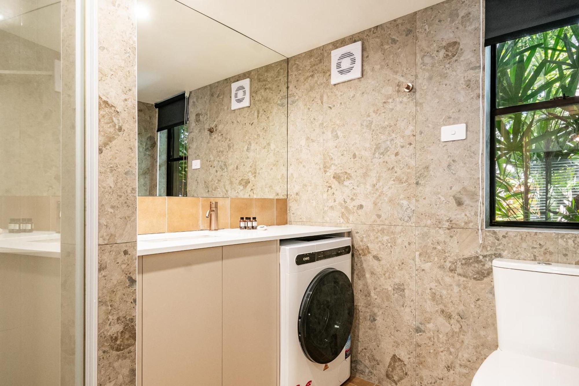 Julians Apartments Teluk Byron Bagian luar foto