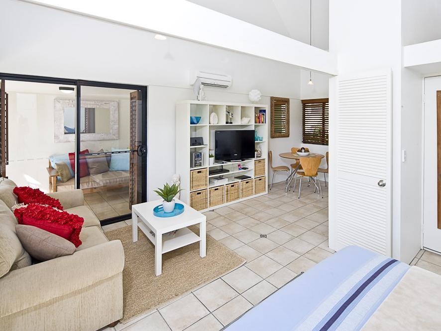 Julians Apartments Teluk Byron Bagian luar foto