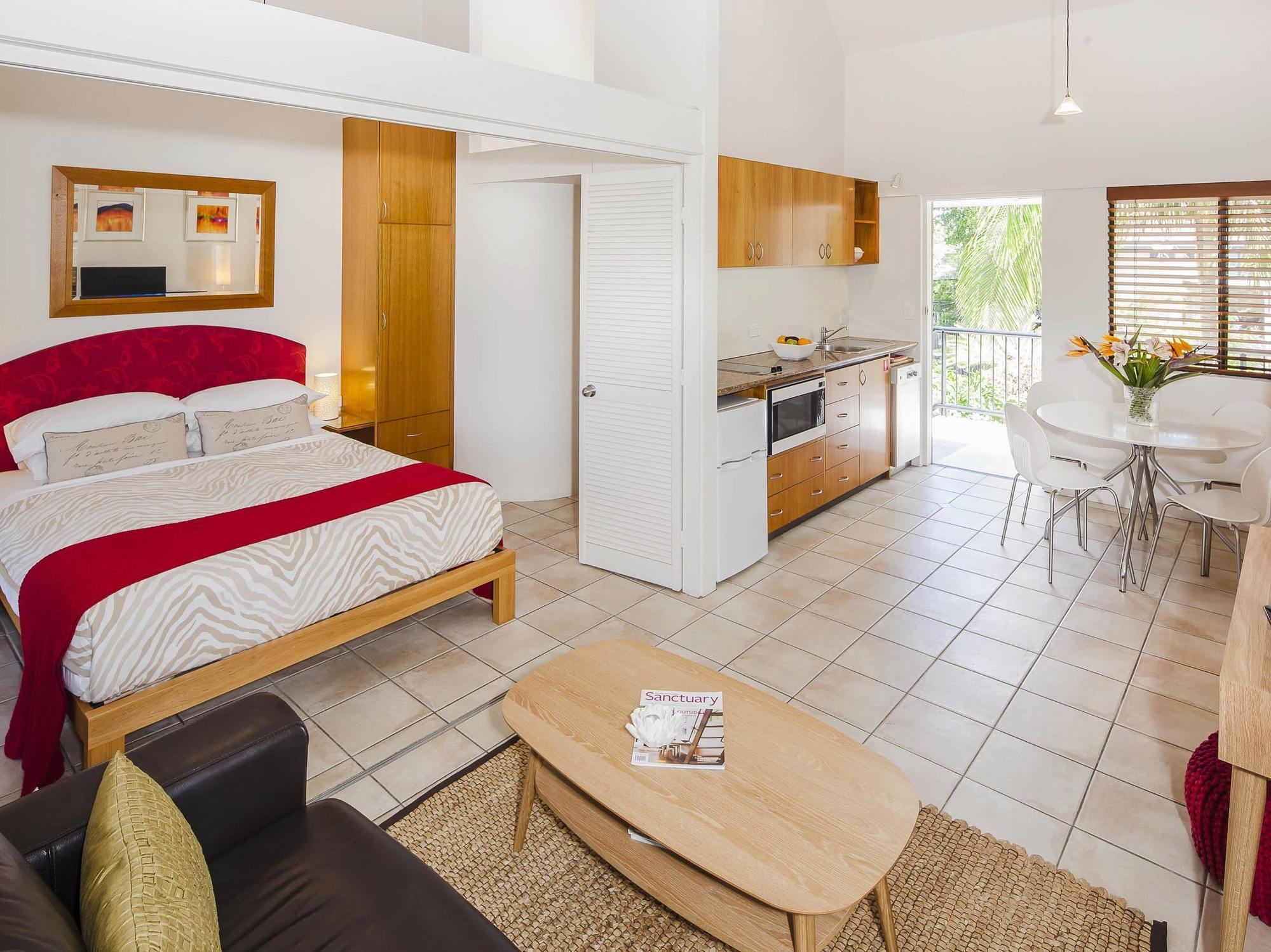Julians Apartments Teluk Byron Bagian luar foto